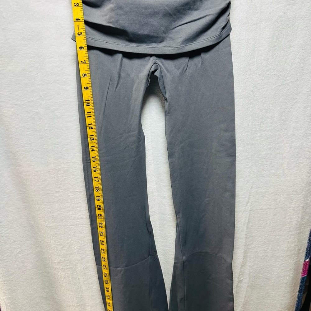 Elegant Gray Women's Leggings - Picture 3 of 6